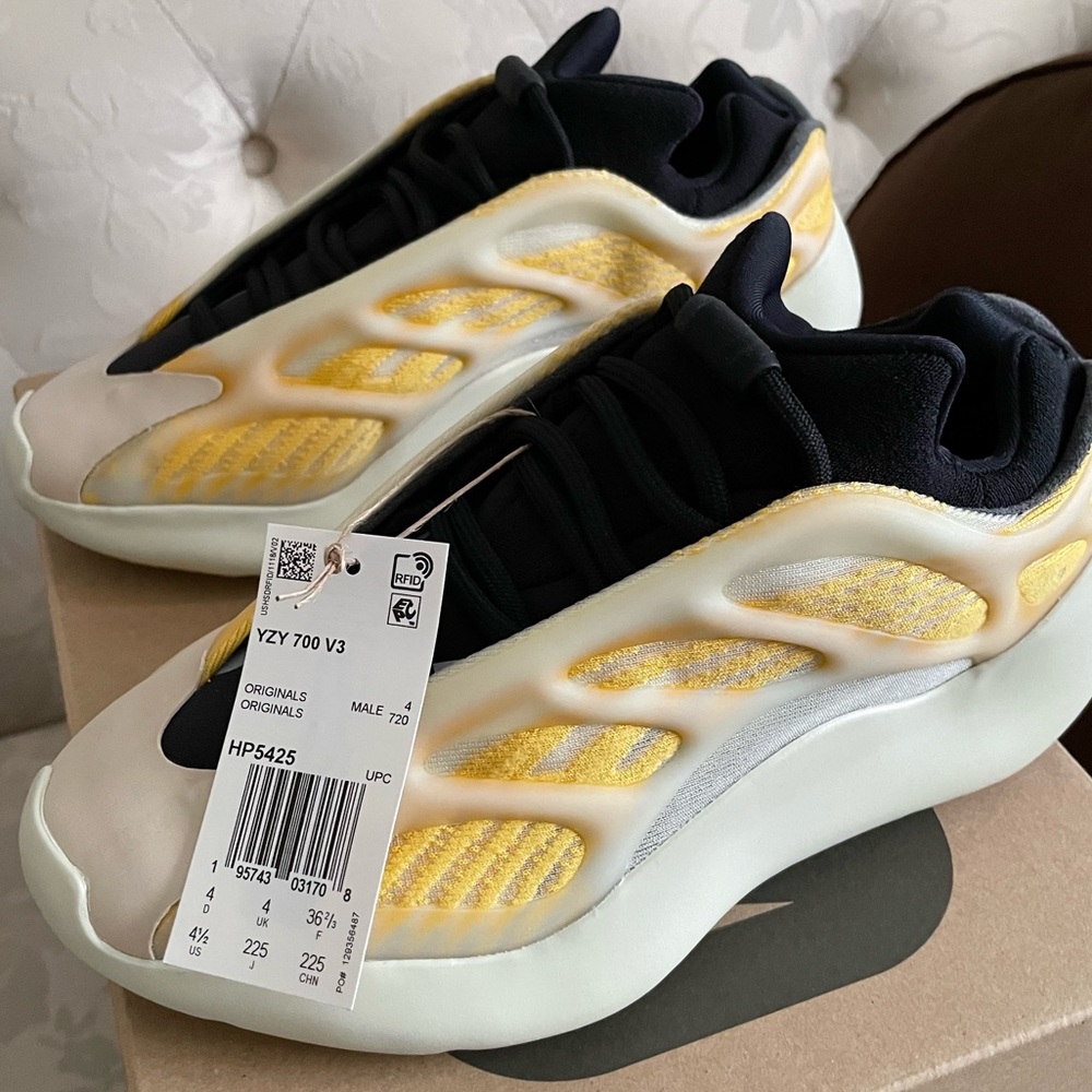 YZY 700 V3